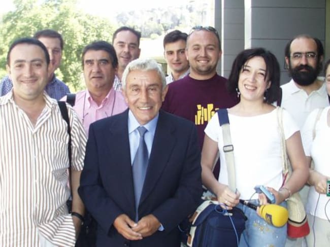 Aurora Duque con el micrófono de la SER junto a otros periodistas de la ciudad, entre ellos, a su derecha, Alfonso Víllora, también Premio de Honor de la Asociación de la Prensa de Cuenca en 2017.