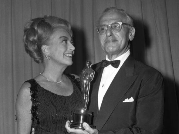 George Cukor con el Oscar que ganó por My Fair Lady. A su lado Joan Crawford.