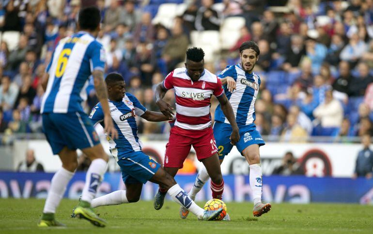 El delantero nigeriano del Granada Isaac Success en el centro de la imagen