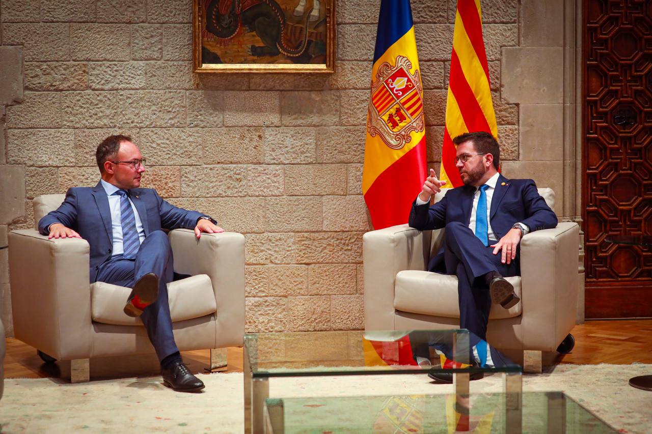 El cap de Govern, Xavier Espot, i el president de la Generalitat de Catalunya, Pere Aragonès, durant la reunió d'aquest dimarts
