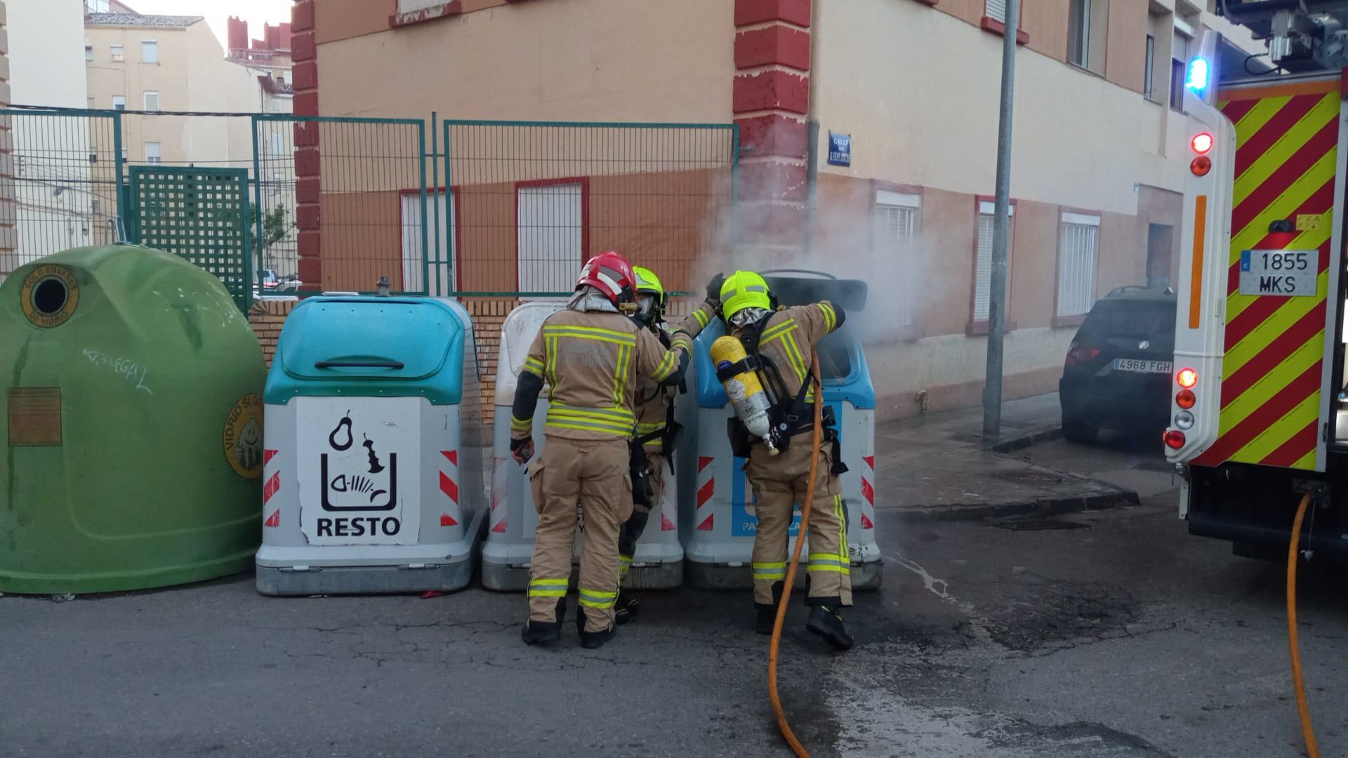 Los bomberos de Huesca sofocando un incendio