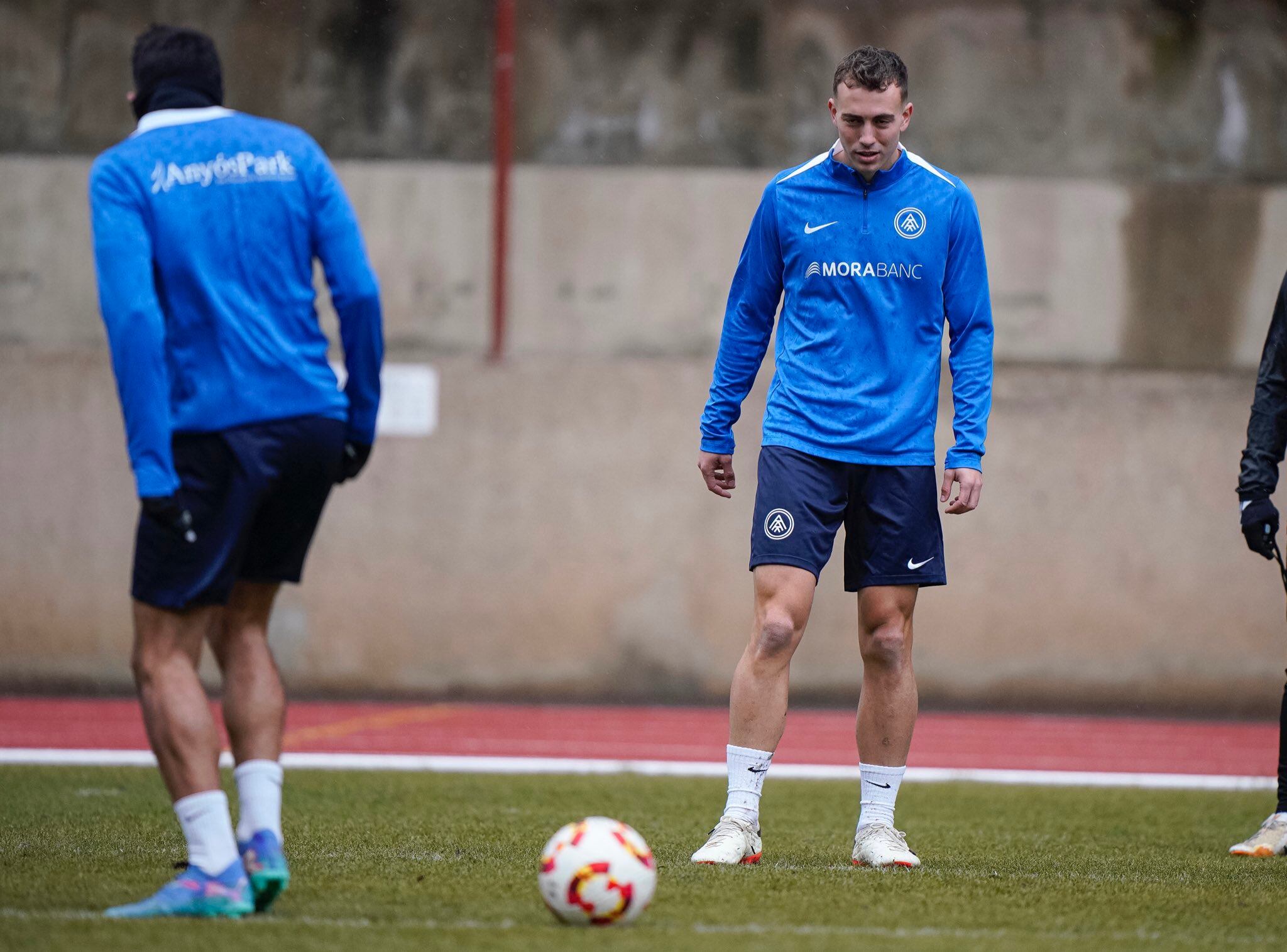 L&#039;exblaugrana Oriol Busquets en el seu primer entrenament