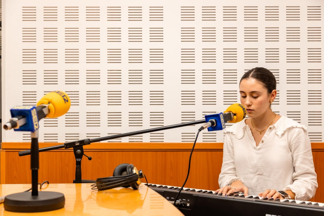 rlotte Valgreen actuando en Radio Córdoba