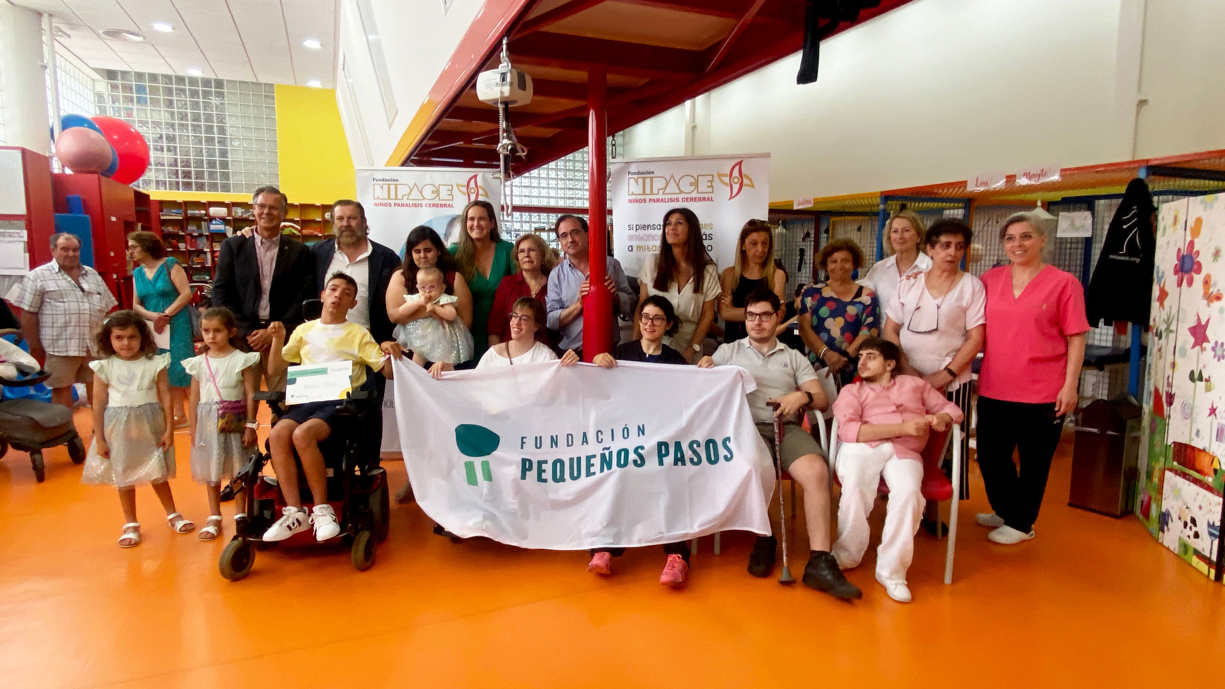 Acto entrega becas Fundación Primeros Pasos en NIPACE