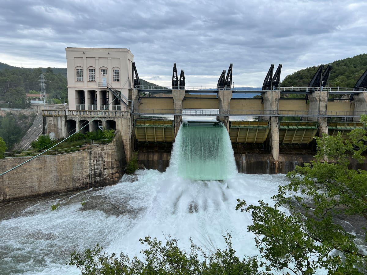 El pantà de Talarn comença a desembassar aigua en arribar al límit de la seva capacitat