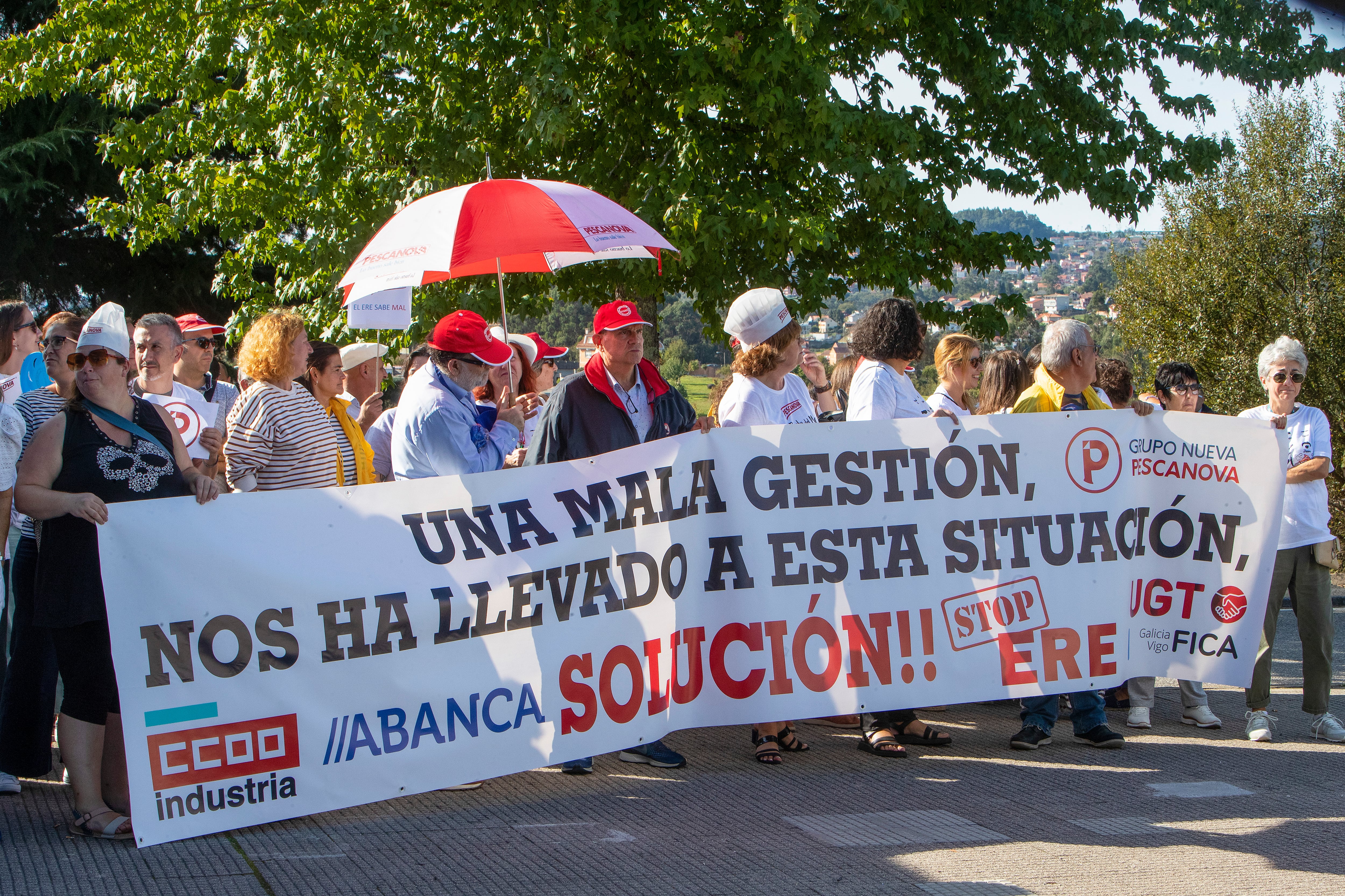 VIGO (PONTEVEDRA), 03/10/2023.- Asistentes a las protestas en contra de un ERE de 80 trabajadores que quiere aplicar la empresa Nueva Pescanova en las puertas de la feria de congelados Conxemar. EFE / Salvador Sas