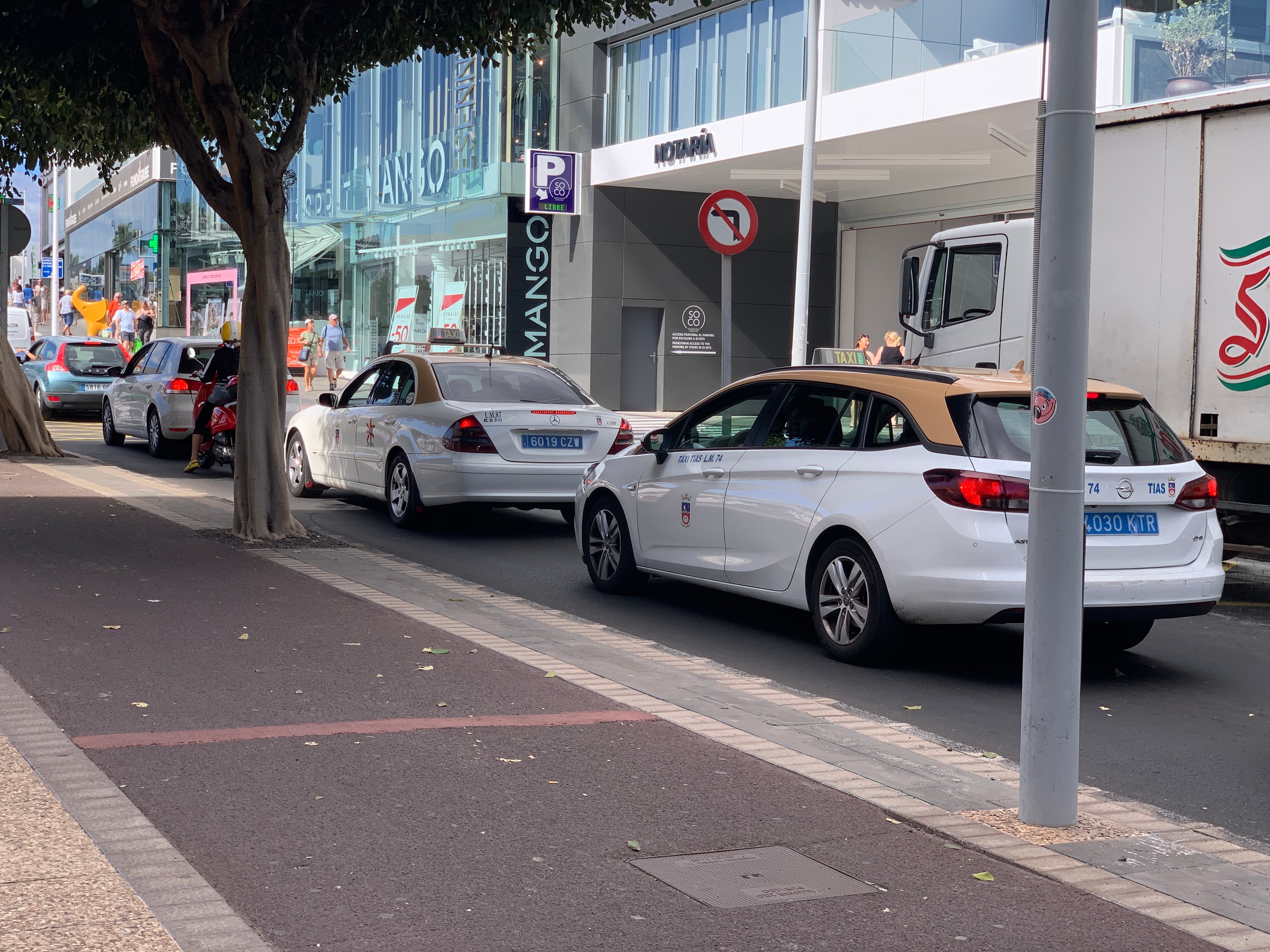 Taxis de Tías circulando por Puerto del Carmen, Lanzarote.