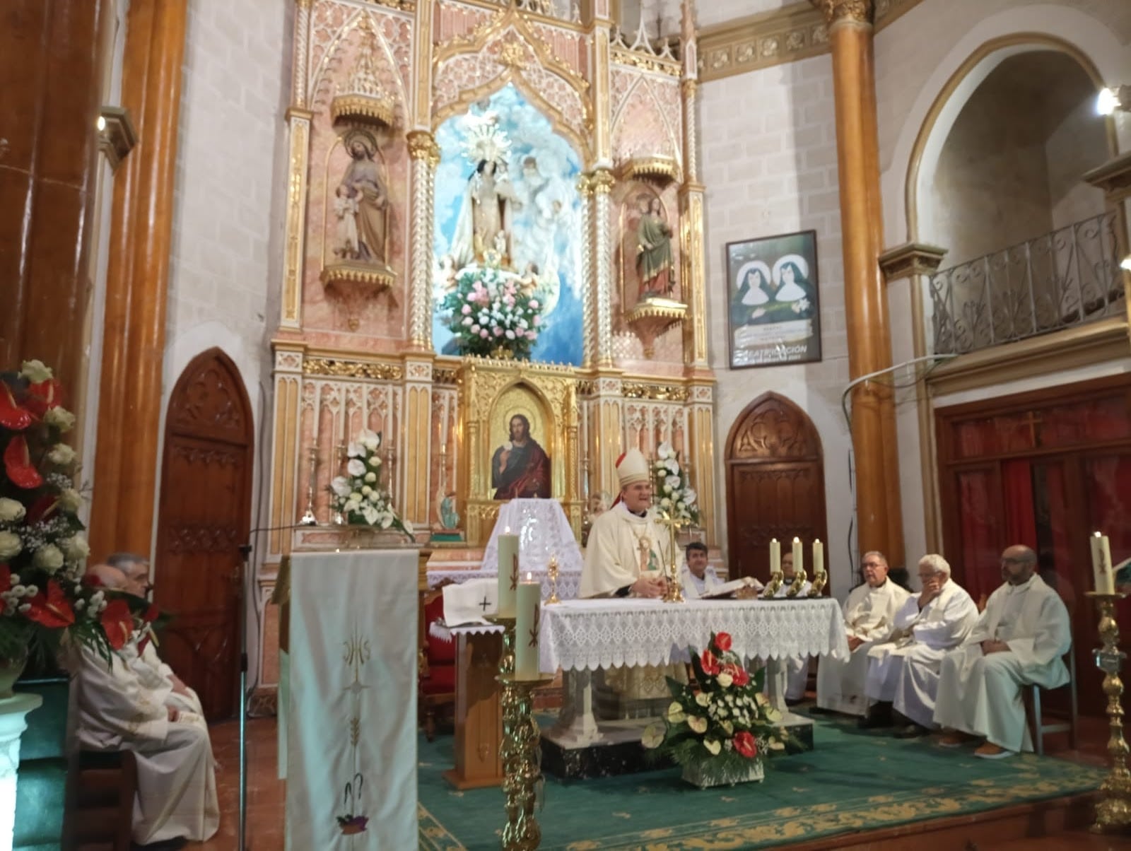 El Obispo ofició la misa en la capilla del Asilo