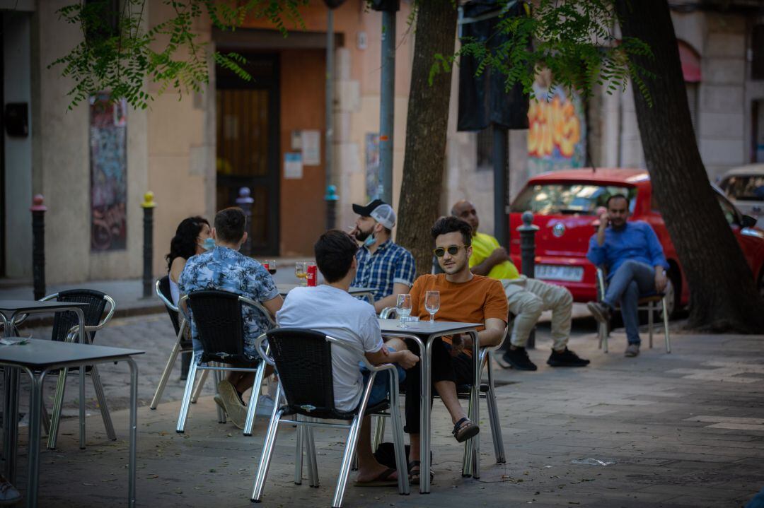 Varias personas disfrutan en la terraza de un bar