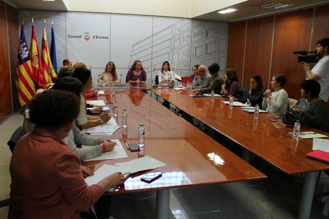 Imagen de archivo de una reunión de la Mesa Insular de la Vivienda