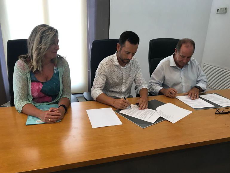 Imagen de la firma del convenio entre el Govern y el Ayuntamiento