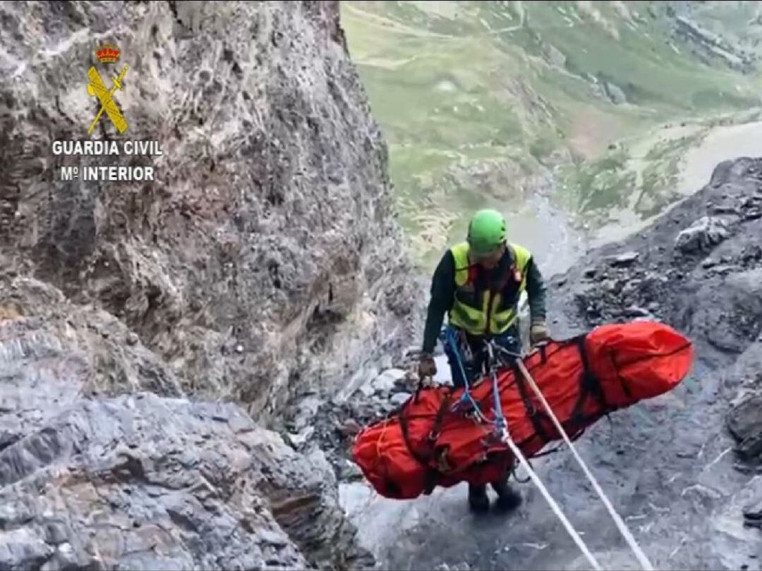 Momento de la evacuación del cadáver del montañero