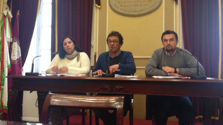 El alcalde de Cádiz entre los concejales Ana Fernández y Martín Vila