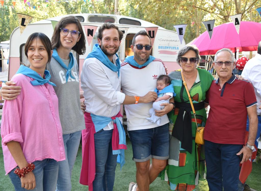 Isaac Claver, alcalde de Monzón en el acto de la imposición de la pañoleta de "Mi primer San Mateo" a un bebé de 5 días