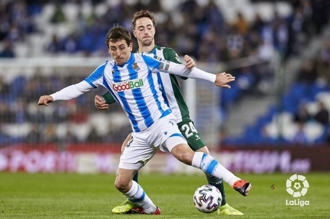 Oyarzabal protege un balón ante la presión de un jugador del Betis