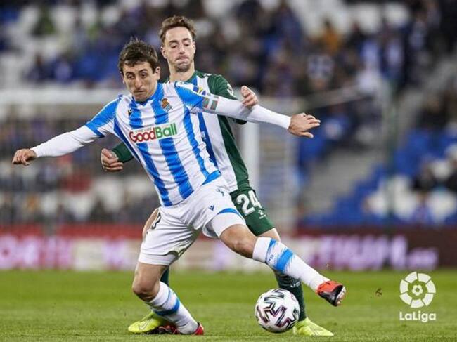 Oyarzabal protege un balón ante la presión de un jugador del Betis