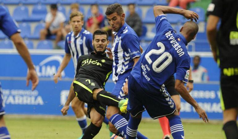 Marcos Llorente, Theo Hernández y Deyverson Silva pugnan por un balón.