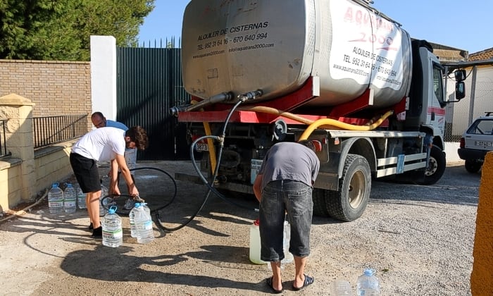 Imagen de archivo de cubas de agua abasteciendo a municipios afectados por la sequía