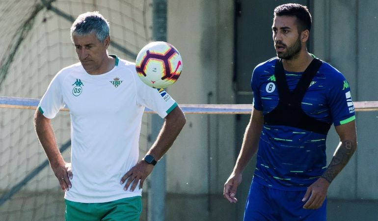 GRAF5321. SEVILLA.- El entrenador del Real Betis, Quique Setién (i), junto al centrocampista Víctor Camarasa, durante los entrenamientos del equipo de esta mañana. EFE Raúl Caro
