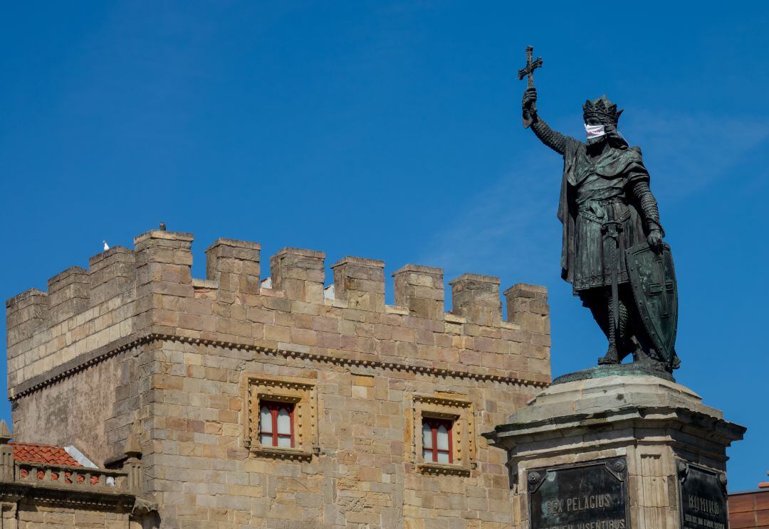 Estatua de Pelayo situada en la Plaza del Marqués, en Gijón. 