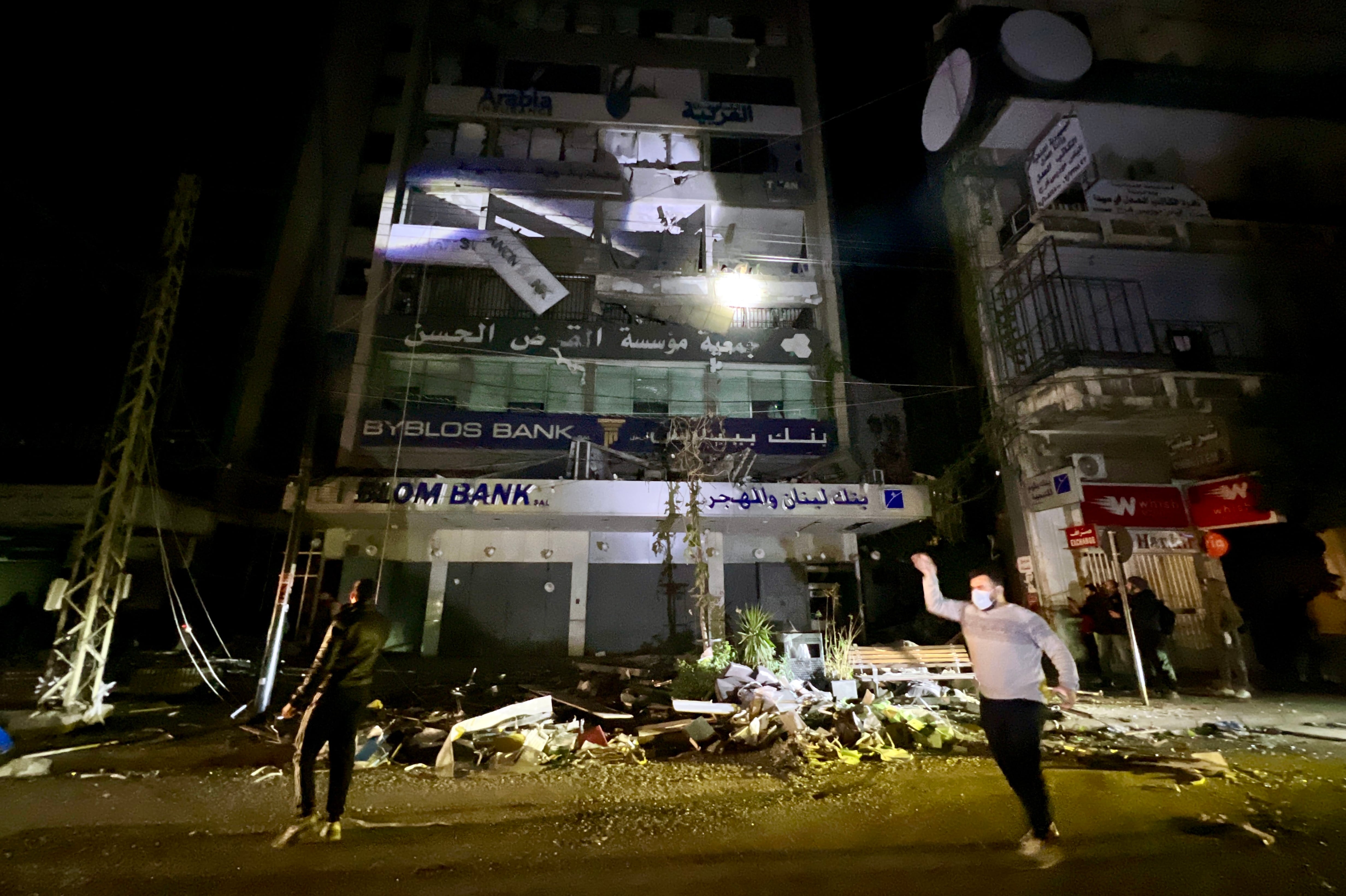 Un edificio atacado por Israel en Sidon, al sur del Líbano.