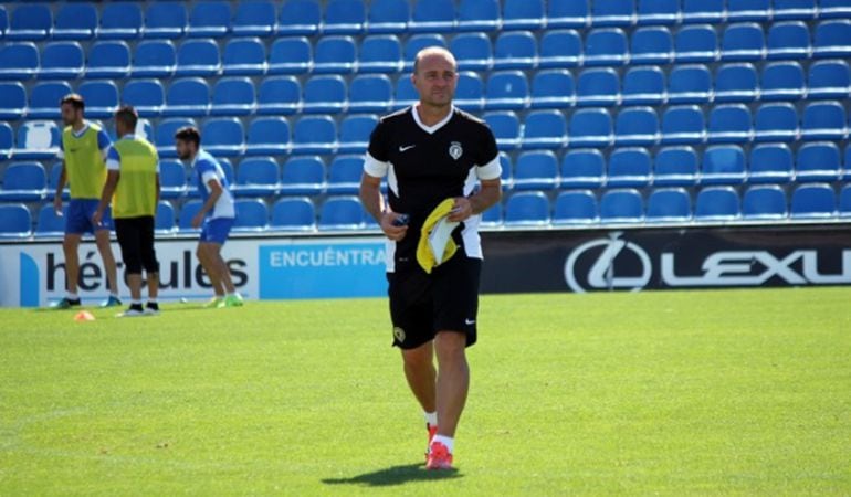 Vicente Mir durante un entrenamiento en su etapa con el Hércules