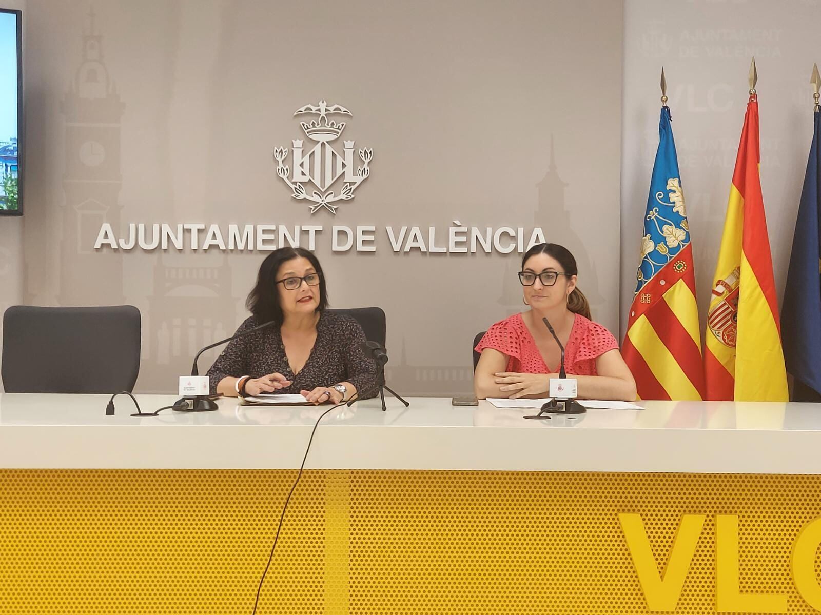 Las concejalas Luisa Notario y Lucía Beamud, en la rueda de prensa de presentación de los resultados de la primera encuesta sobre igualdad realizada al personal del Ayuntamiento de València