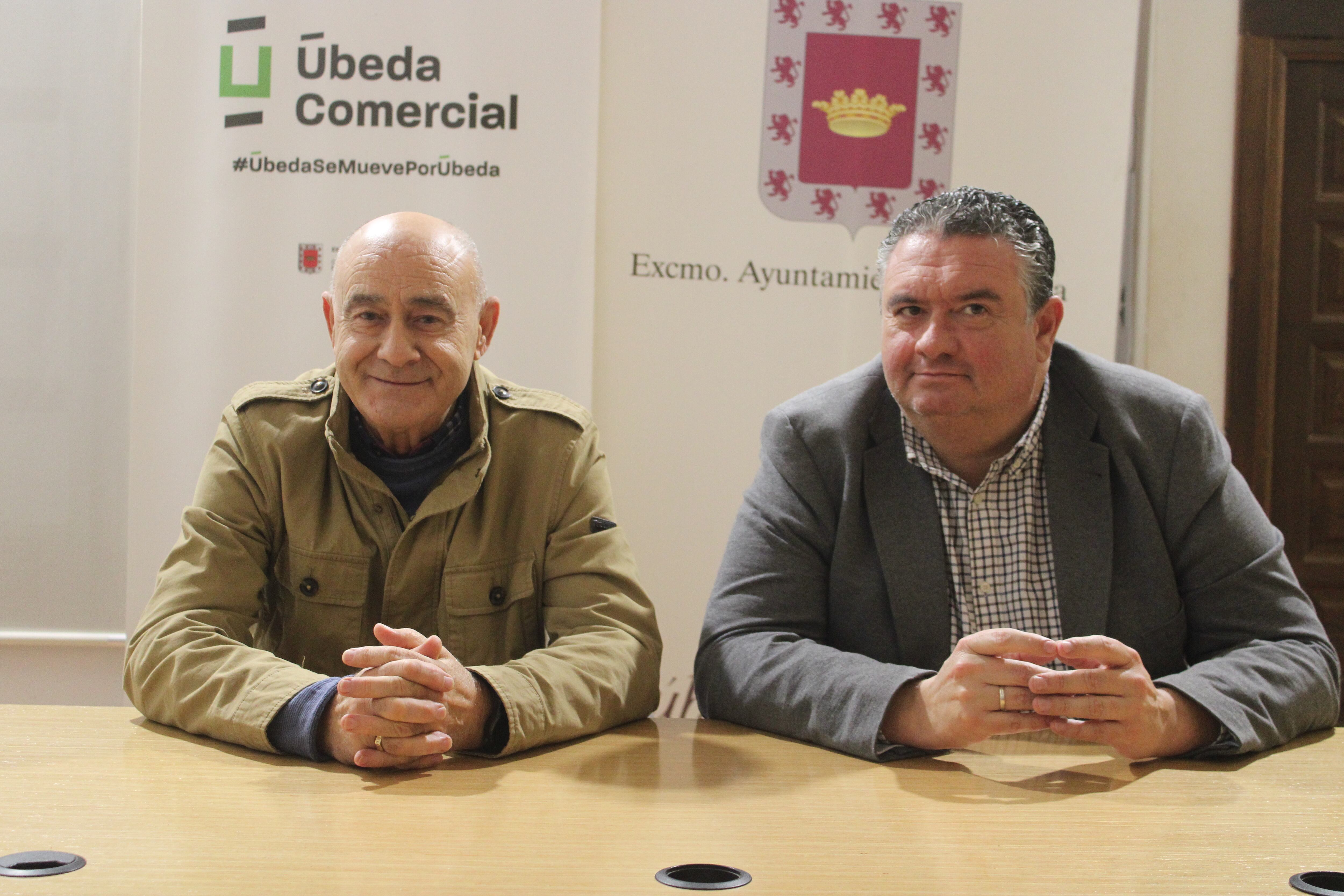 El concejal de Comercio del Ayuntamiento de Úbeda, José Luis Madueño, y el presidente de Alciser, Bartolomé González, han presentado el Concurso de Escaparates en Navidad