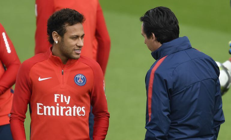 Neymar y Emery, durante un entrenamiento