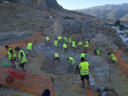 Voluntarios trabajando en el Castillo de Bedmar