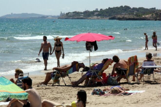 Banyistes a la platja Llarga de Tarragona, a finals d&#039;aquest juliol.