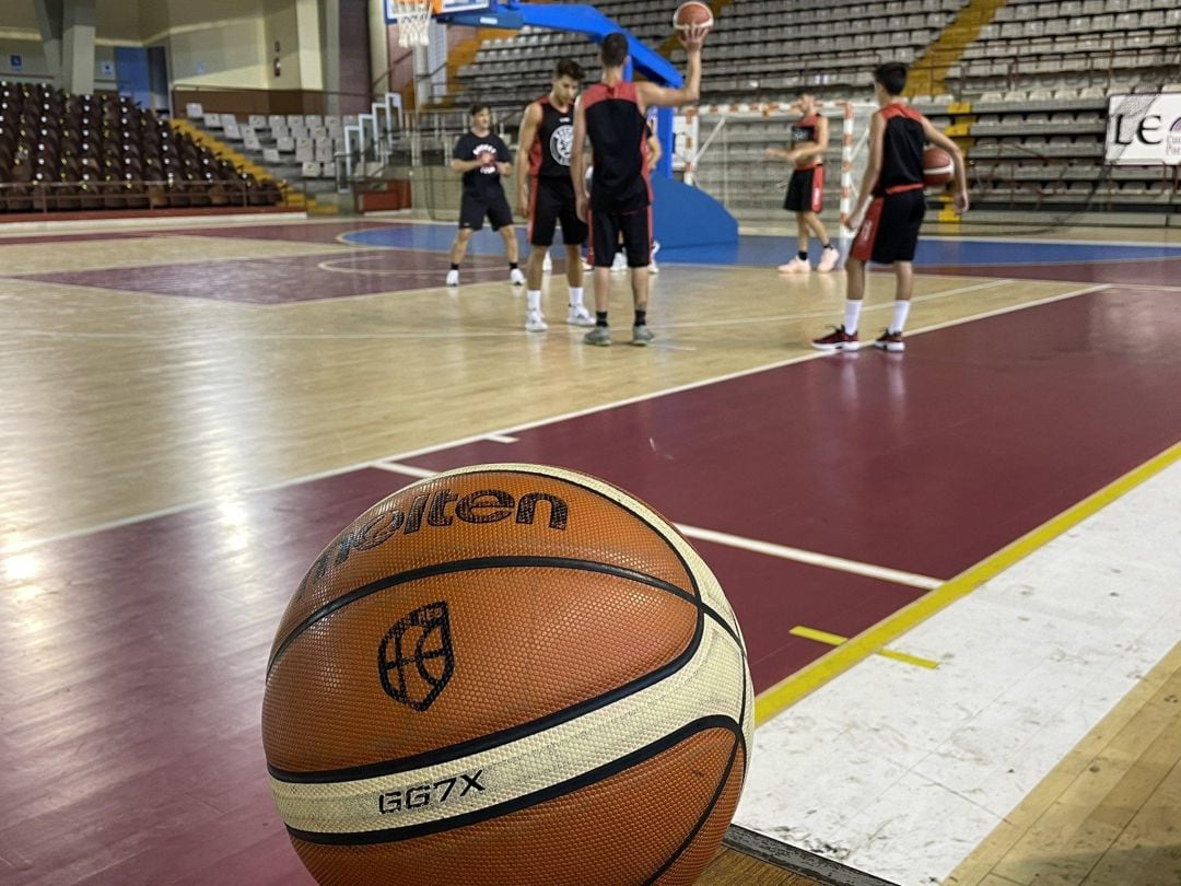 El balón preside los entrenamientos de pretemporada de los equipos leoneses de liga EBA