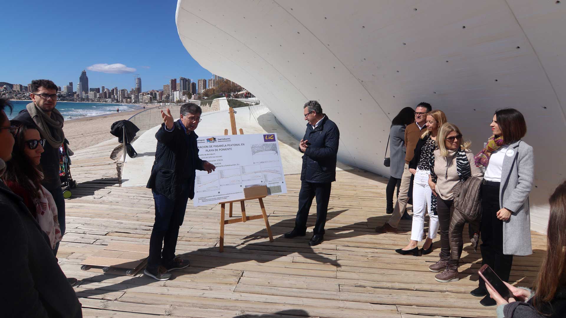 El alcalde Toni Pérez ha visitado el lugar de las obras acompañado por la concejal de Playas, Mónica Gómez, el de Espacio Público, José Ramón González de Zárate, y varios miembros del equipo de gobierno