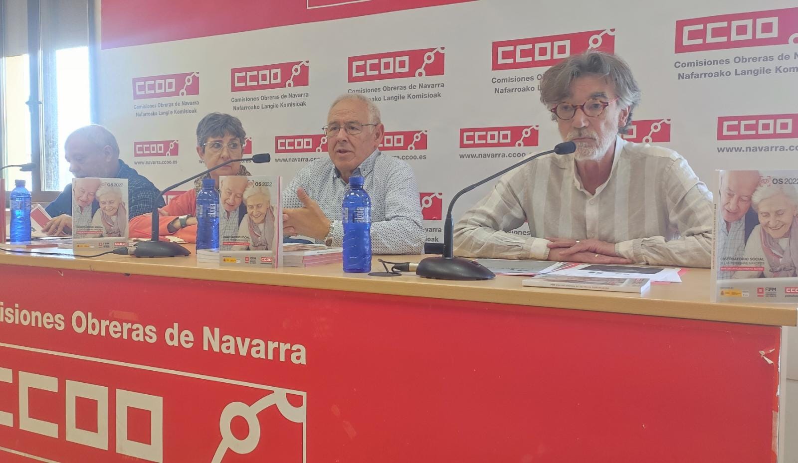 Chechu Rodríguez, secretario general de CCOO en Navarra (dcha), junto a dirigentes de la Federación de Pensionistas de ese sindicato: Javier Ordóñez, Toñi del Castillo y Juan Sepúlveda, de izda a dcha.