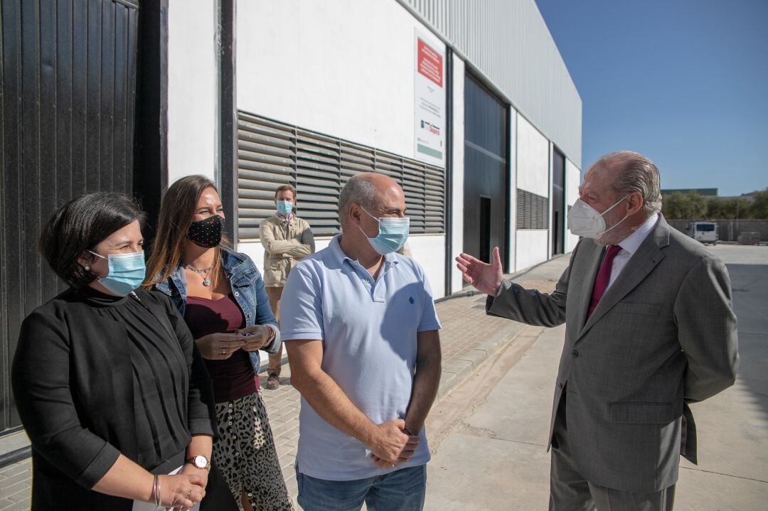 Imagen de archivo. Villalobos, el alcalde de Martín de la Jara y la diputada de Cohesión Territorial en su visita a actuaciones del Supera