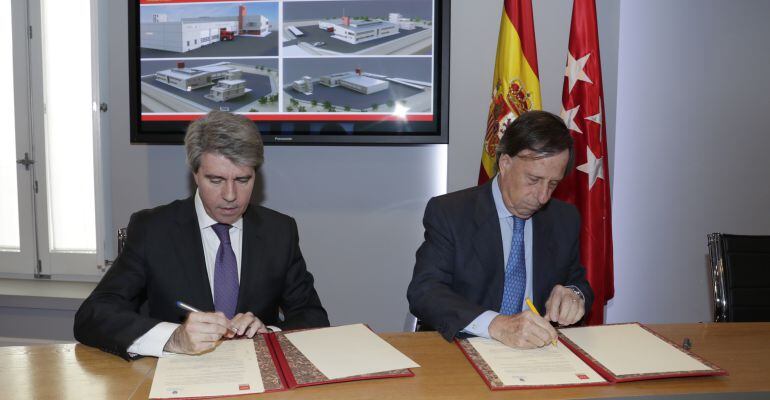 Ángel Garrido e Ignacio García de Vinuesa en la firma del acuerdo para la construcción del parque de bomberos de Alcobendas