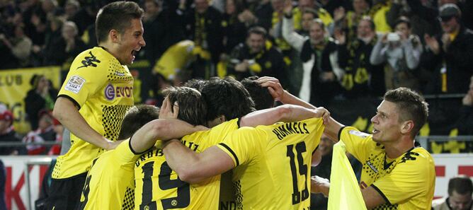 Los jugadores del Borussia Dortmund celebran una anotación ante el Bayern Múnich hoy, miércoles 11 de abril de 2012, en el partido por la Bundesliga alemana en Dortmund (Alemania). Los locales vencieron 1-0