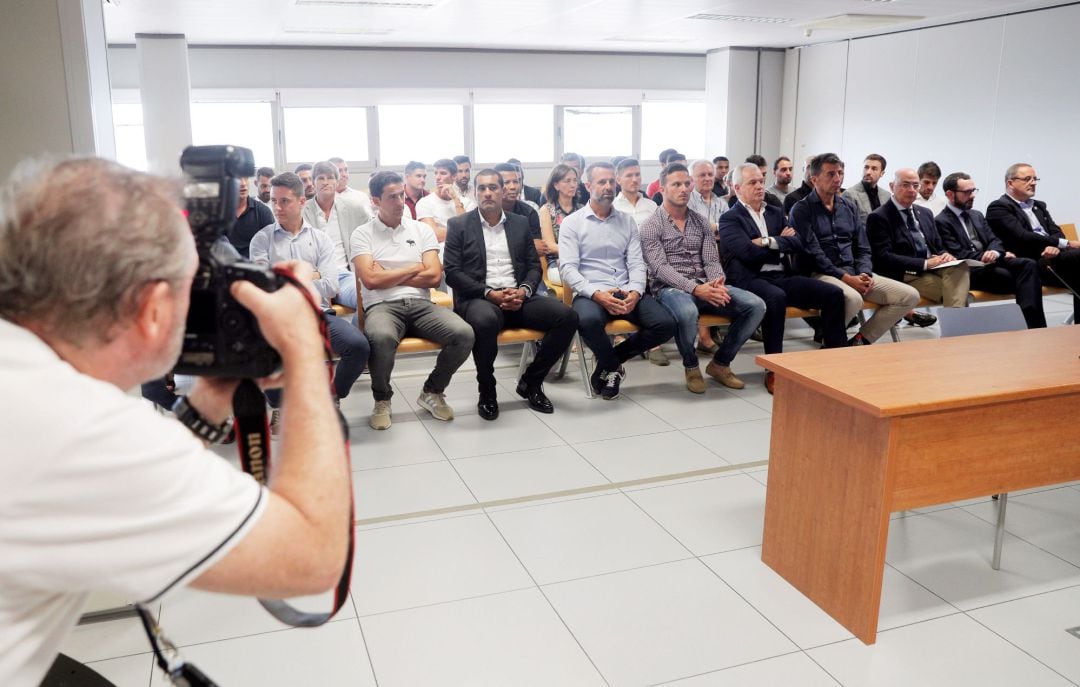 Vista general del banquillo de los acusados en el primer gran juicio en España por el posible amaño de un encuentro, el que disputaron el Levante y el Zaragoza en la última jornada de la campaña 2010-2011, que comienza este martes con un total de 42 acusados, entre ellos 36 jugadores y exjugadores y el club maño.