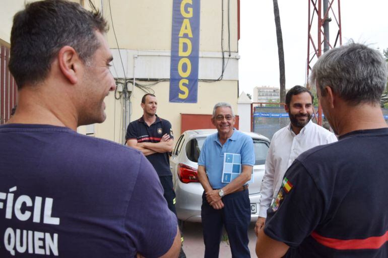 Los ediles del PSOE, Daniel Perez y Rafael Gálvez, junto a los bomberos municipales de Málaga