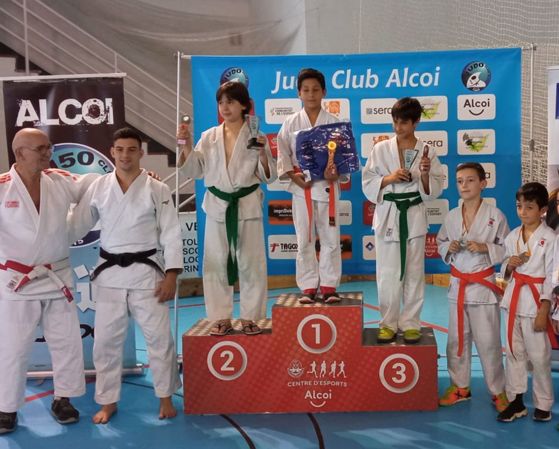 Gaizka Porras junto a Roberto Botella en uno de los podios del último 'Juju Festival' del Judo Club Alcoi