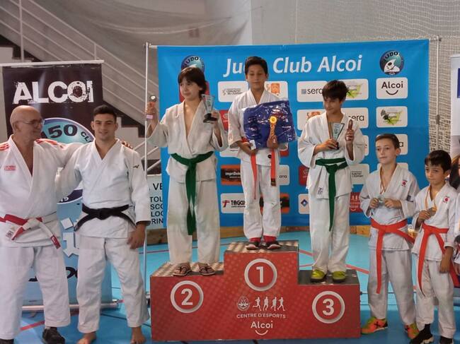 Gaizka Porras junto a Roberto Botella en uno de los podios del último 'Juju Festival' del Judo Club Alcoi