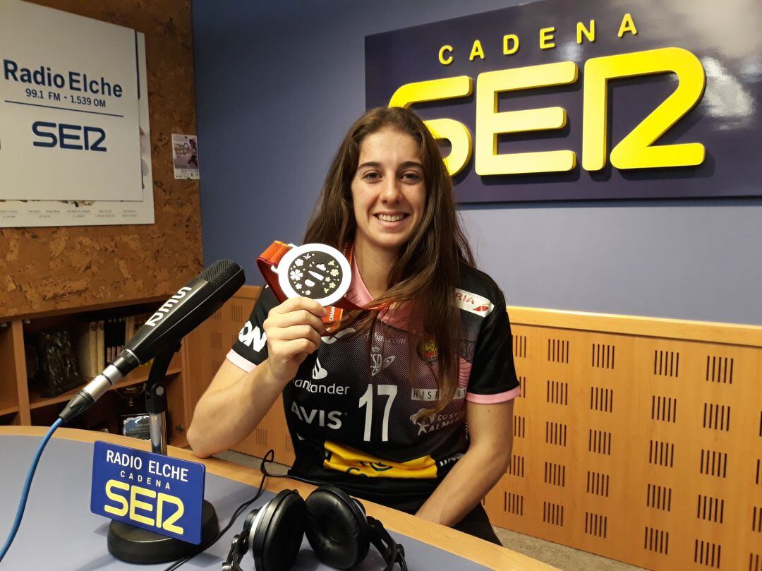 Jenni Gutiérrez con su medalla de plata en Radio Elche Cadena SER