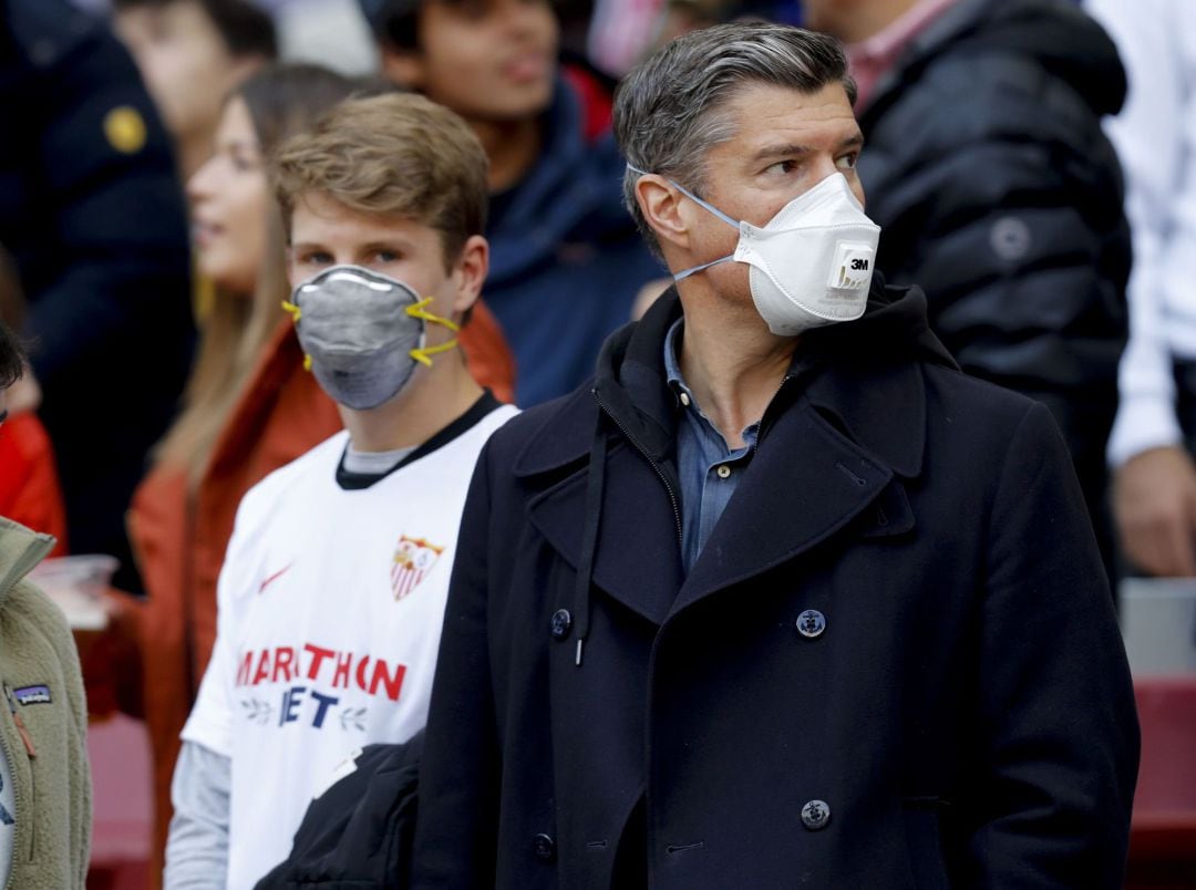 Aficionados acuden con mascarillas al reciente partido entre el Atlético de Madrid y el Sevilla en el Estadio Wanda Metropolitano en Madrid