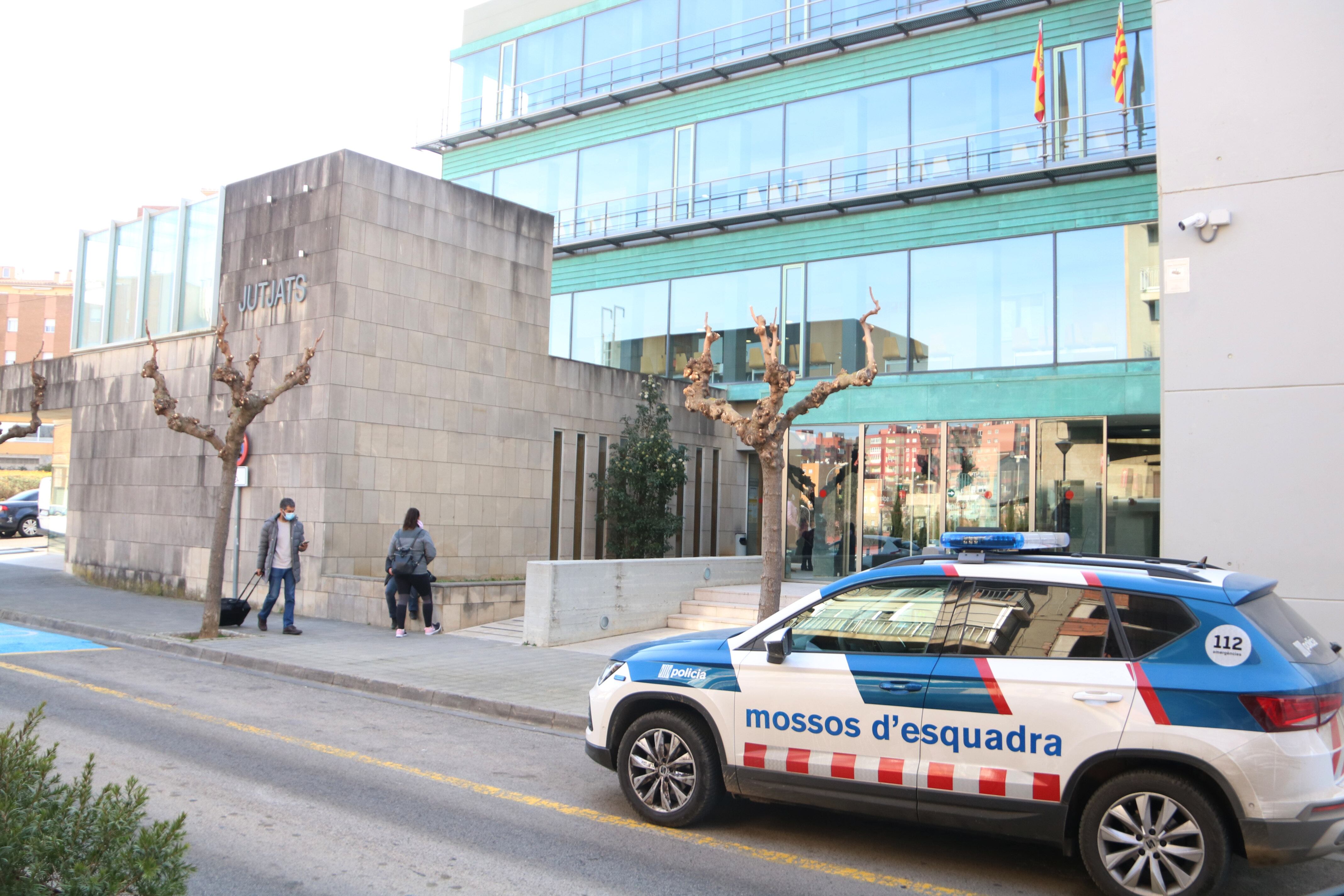 Façana dels jutjats de Figueres amb un cotxe patrulla dels Mossos a l'entrada