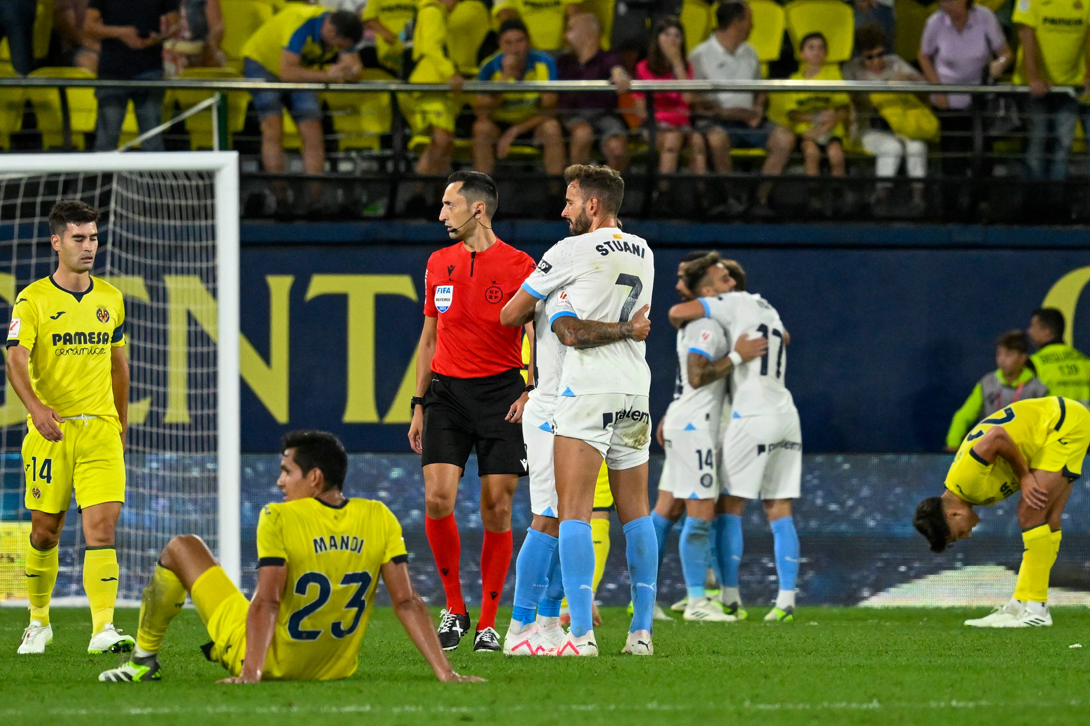VILLARREAL, 27/09/2023.- Los jugadores del Girona celebran su victoria a la finalización del encuentro correspondiente a la séptima jornada de primera división que han disputado hoy miércoles en el estadio de La Cerámica, en la localidad castellonense. EFE / Andreu Esteban.
