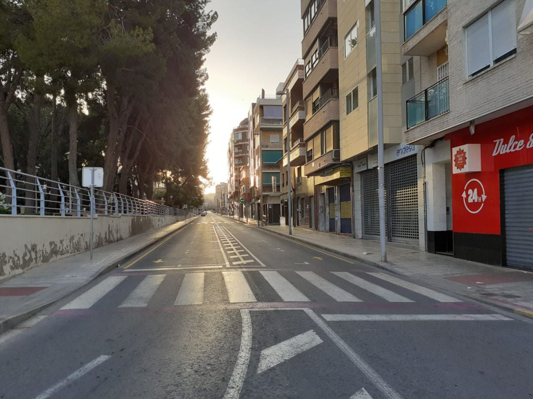 La calle Jaime Balmes de Elda donde el Ayuntamiento pretende instalar provisionalmente, el mercadillo