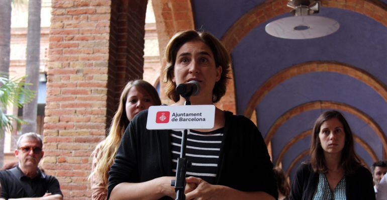 Ada Colau dedica el seu primer dia de feina a l'Ajuntament a evitar un desnonament a Nou Barris