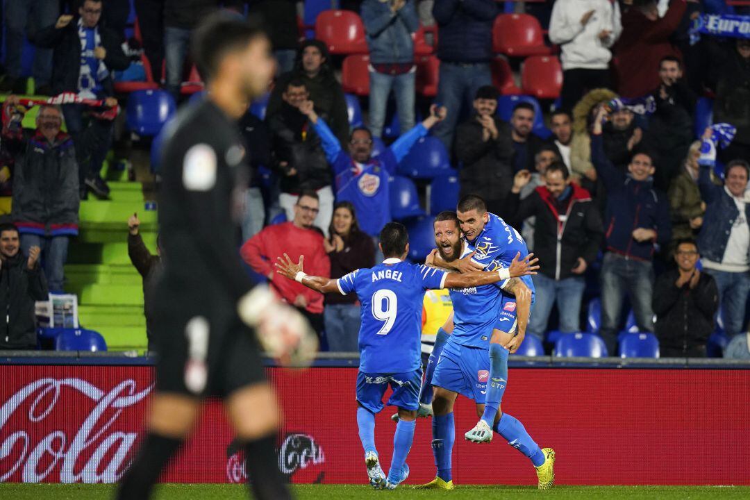 Arambarri y Ángel (9) felicitan a Timor por su gol ante el Granada C.F. en el Coliseum en el último partido en casa