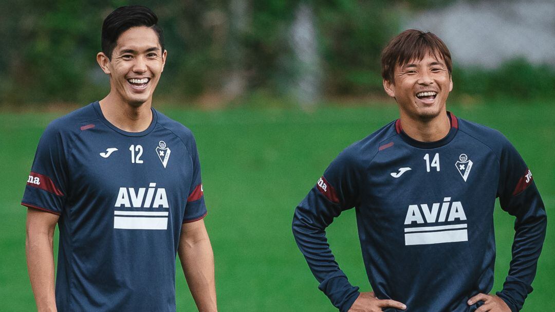 Yoshi Muto y Takashi Inui entrenando en Atxabalpe