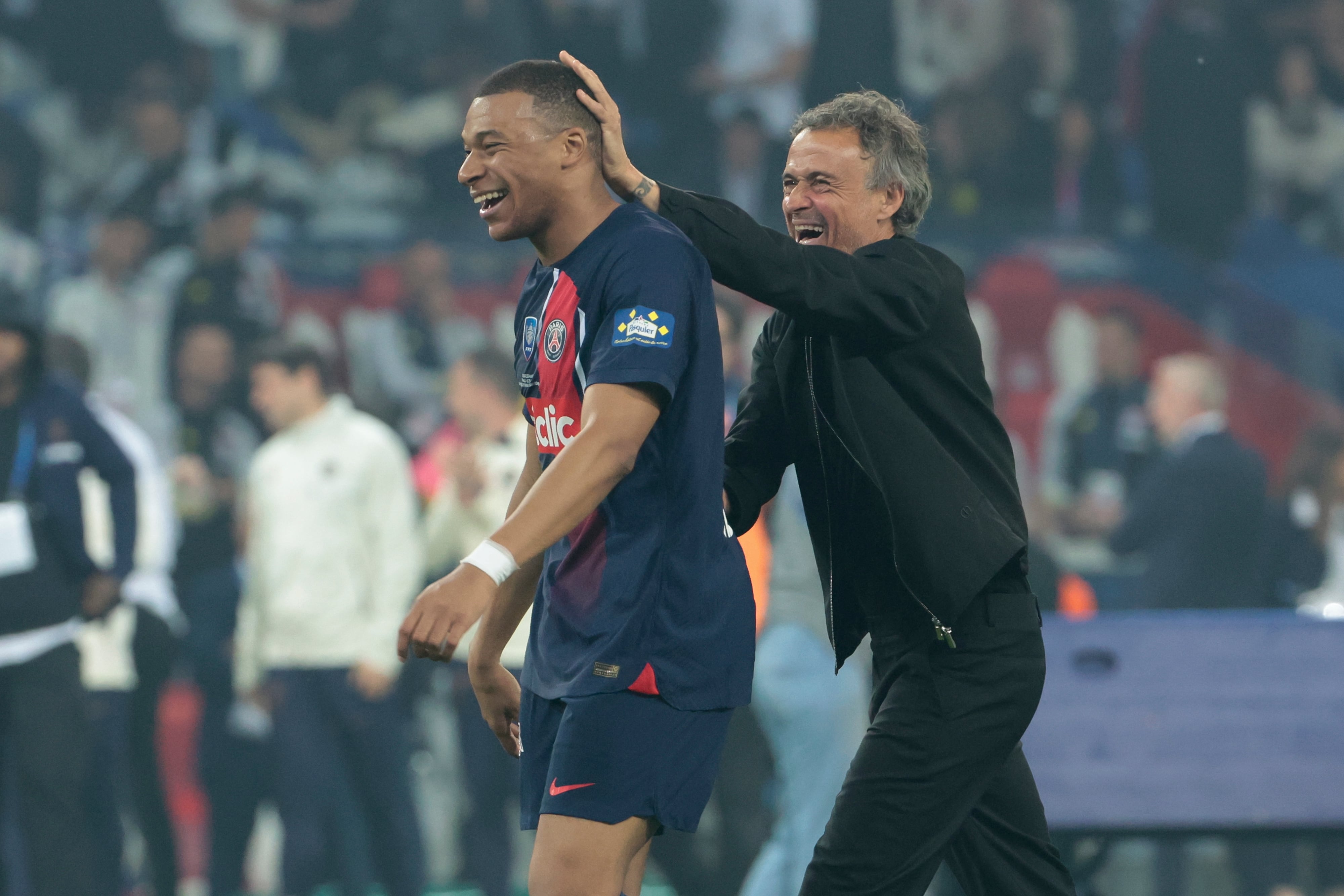 Luis Enrique y Mbappé celebran una victoria con el PSG